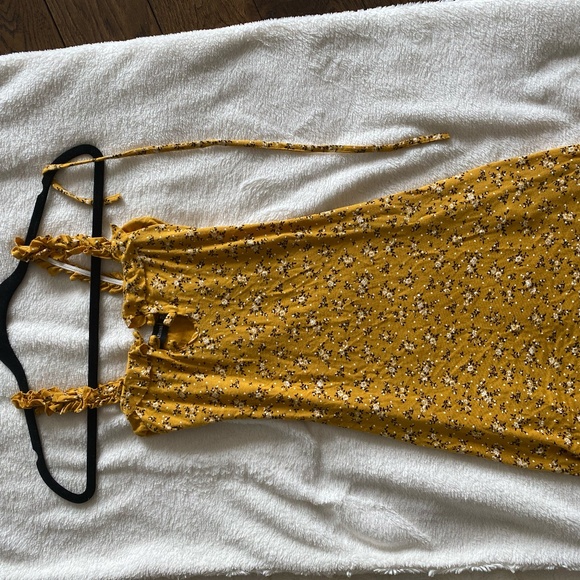 Pretty Little Thing - Yellow Floral Dress - Picture 5 of 6